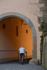 frau mit rollator unterwegs