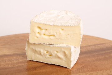 Zwei Hälften Camembert auf einem Holzbrett