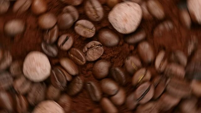 Kaffeepulver mit Bohnen