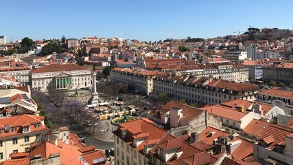 Fototapeta na wymiar Lissabon Portugal - über den Dächer - rundum Blick Panorama auf die Stadt Altstadt im Frühjahr bei Sonne