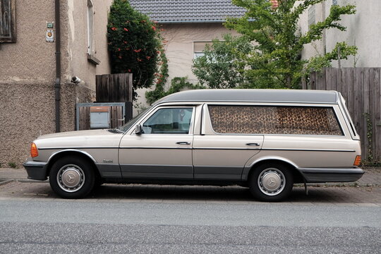 Mercedes Leichenwagen der Siebziger Jahre und Achtziger Jahre auf Basis der Baureihe W 123 am 27.07.2019 beim Oldtimertreffen Golden Oldies in Wettenberg Krofdorf-Gleiberg bei Gie&szlig;en in Hessen