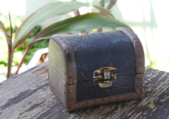 Treasure chests containing buried treasure are part of the popular beliefs surrounding pirates and Old West outlaws.