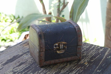 Treasure chests containing buried treasure are part of the popular beliefs surrounding pirates and Old West outlaws.