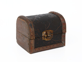Treasure chests containing buried treasure are part of the popular beliefs surrounding pirates and Old West outlaws.