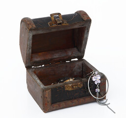 Treasure chests containing buried treasure are part of the popular beliefs surrounding pirates and Old West outlaws.