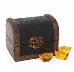 Treasure chests containing buried treasure are part of the popular beliefs surrounding pirates and Old West outlaws.