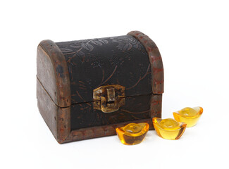 Treasure chests containing buried treasure are part of the popular beliefs surrounding pirates and Old West outlaws.