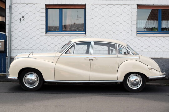 BMW 501 Barockengel der F&uuml;nfzigerjahre in Beige und Pastellfarben am 28.07.2019 beim Oldtimertreffen Golden Oldies in Wettenberg Krofdorf-Gleiberg bei Gie&szlig;en in Hessen