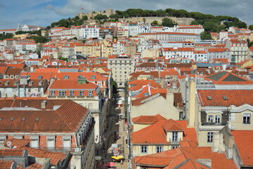 Fototapeta premium top view over the orange roofs of lisbon on a beautiful sunny day
