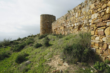 Toma de una muralla del castillo de Zalia, en la Axarqu&iacute;a (M&aacute;laga / Andaluc&iacute;a)con un torre&oacute;n en la punta.