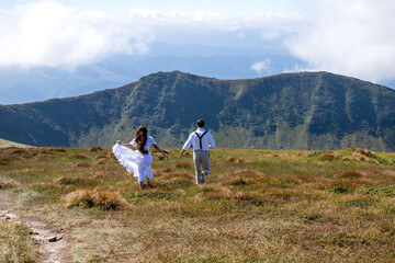 Naklejka premium bride and groom on the mountain