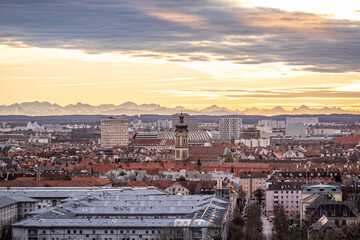 Fototapeta na wymiar München mit Berge