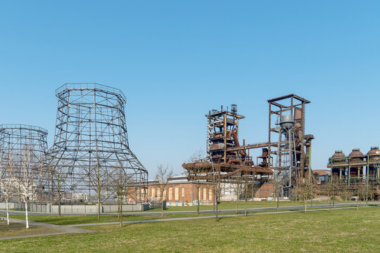 Altes Stahlwerk und Kühlturm-Silhoulette, Phoenix-West in Dortmund-Hörde, Nordrhein-Westfalen