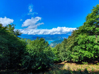 Schweizer Natur im Kanton Tessin Schweiz, Aussicht vom Berg ins Tal mit Bergpanorama im Hintergrund