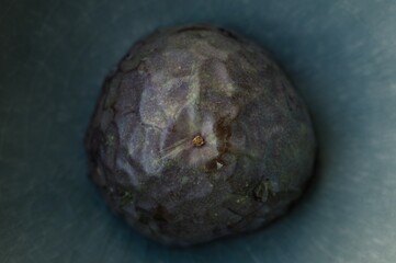 Maracuja aufgeschnitten liegend in Schale,  close up