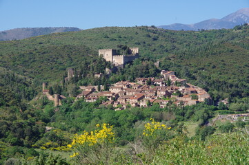 Obraz premium ancien village médiéval et château de Castelnou dans les Pyrénées catalanes de Sud de France