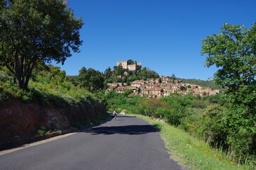 ancien village médiéval et château de Castelnou dans les Pyrénées catalanes de Sud de France