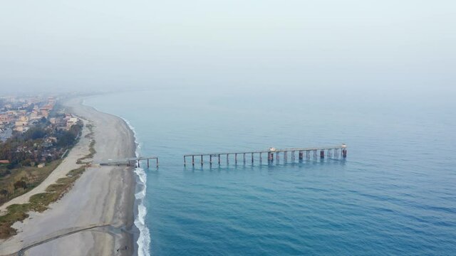 Molo industriale distrutto dalla mareggiata
