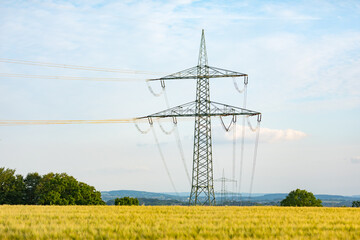 Strommasten aus Stahl in der Natur