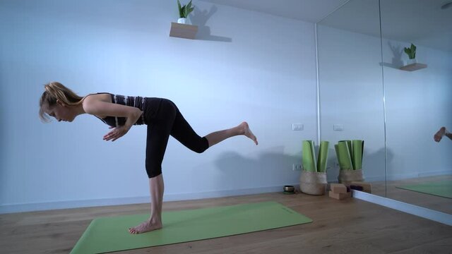 Mujer joven practicando Yoga
