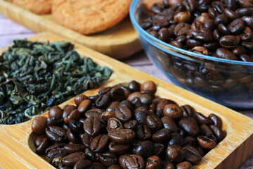 Fototapeta premium Brown coffee beans lie on a plate