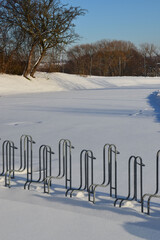 Fahrradständer im Park mit geschlossener Schneedecke