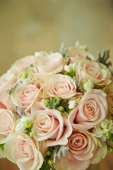 Obraz na płótnie Canvas Wedding rose bouquet in hand