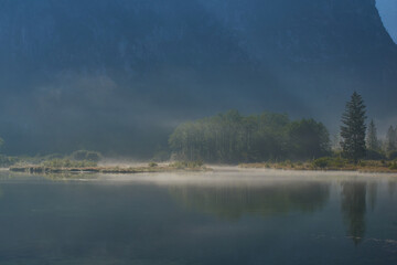 Der Almsee in Oberösterreich an einem Morgen im Herbst	