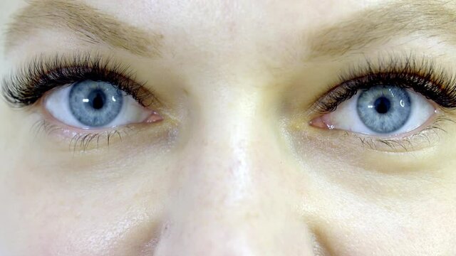 final eyelash extensions in a beauty salon