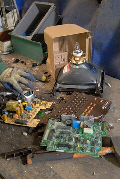Recyclage D3E (D&eacute;chets d'Equipements Electriques et Electroniques). D&eacute;mant&egrave;lement ordinateurs. R&eacute;cup&eacute;ration m&eacute;taux pr&eacute;cieux, cuivre, aluminium, plastique
