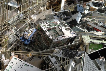 Obraz premium Recyclage D3E (Déchets d'Equipements Electriques et Electroniques). Démantèlement ordinateurs. Récupération métaux précieux, cuivre, aluminium, plastique