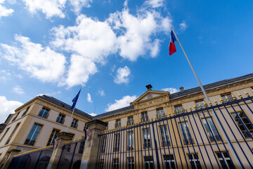 Fototapeta premium Vue extérieure de la façade de l'hôtel de ville de Sèvres, Hauts-de-Seine, France