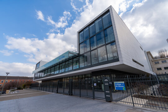 S&egrave;vres, France - 26 f&eacute;vrier 2021: Vue ext&eacute;rieure du coll&egrave;ge de S&egrave;vres (sections internationales)