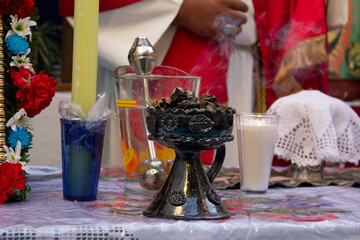 INCIENSO PRENDIDO EN MISA CATOLICA

