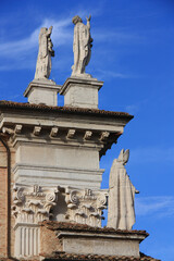 Obraz premium Statues de la cathédrale à Urbino, Italie