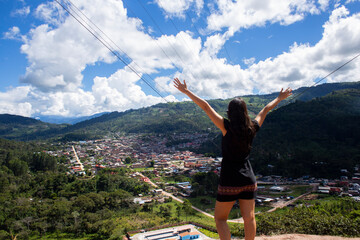 Girl on Villa Rica lookout - Mujer en el mirador de la ciudad de Villa Rica Oxapampa