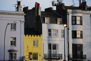 Fassade jaune dans une rue de Brighton, UK