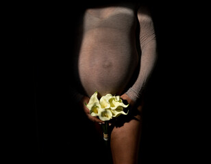 Pregnant woman holds flowers