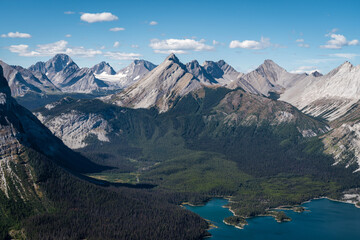 Fototapeta premium Panoramic view of Upper Kananaskis Lake and beautiful mountain range seen from Sarrail Ridge in Kananaskis Country, Alberta, Canada.