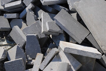 Tas de plaques en béton cassées