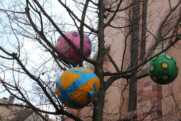 Bunte Ostereier auf dem Ostermarkt in der Altstadt von Straßburg in Frankreich