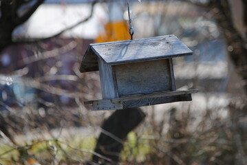 Mangeoire à oiseaux vide en hiver