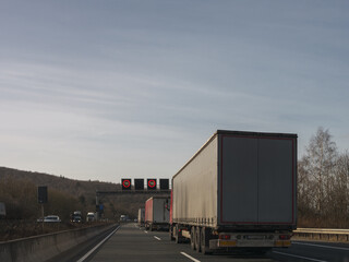 Fototapeta na wymiar LKW fährt auf Autobahn