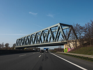 Fototapeta na wymiar Brücke über Autobahn