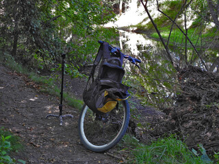 bici en el arroyo