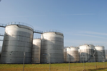 Stock d'&eacute;thanol dans d'immense citerne, danger, zone industrielle inflammable, quantit&eacute;, d&eacute;sinfectant, Corona, alcool, production, industrie