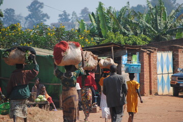 Transport de marchandise sur la tête en Afrique au Burundi