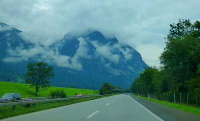 Autopista atravesando los Alpes en un día nublado típico del verano en Suiza