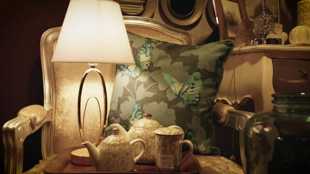 decoraci&oacute;n interior sill&oacute;n vintage y juego de t&eacute;
