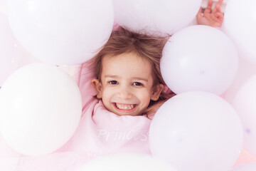 Fototapeta na wymiar happy kid n pink balloons